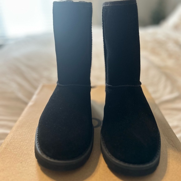 UGG short classic black zip-back boot. - Picture 1 of 9